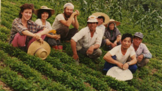 伊野町にて近所の農家さんの三椏の苗の畑にて記念撮影